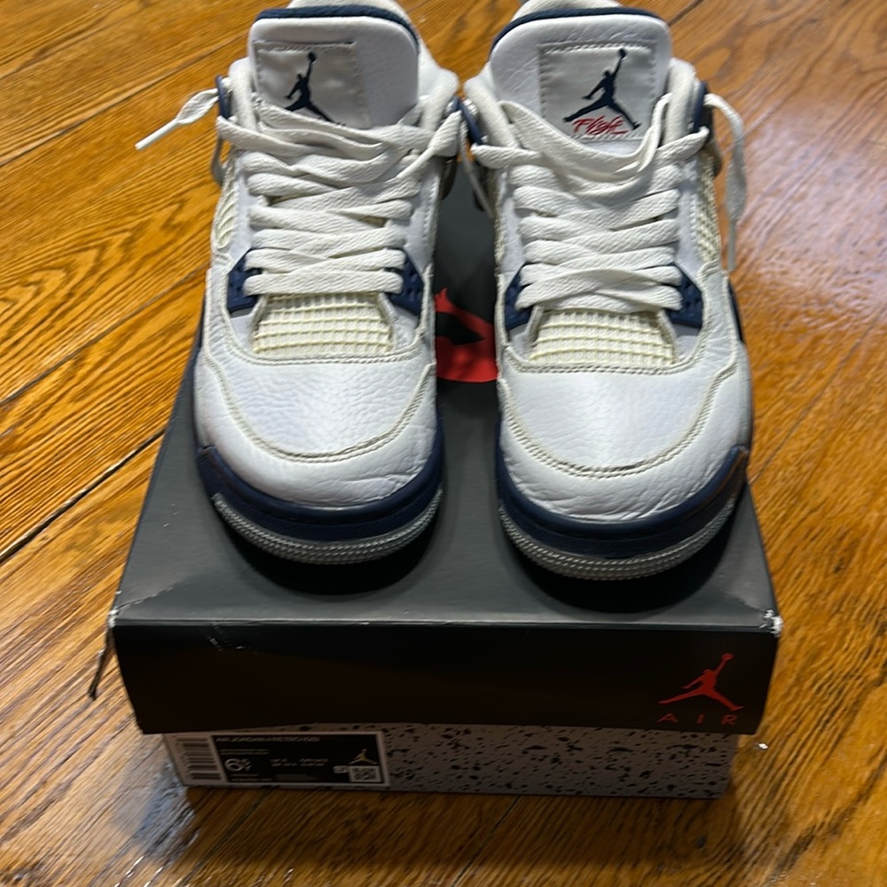 Air Jordan 4 Retro (GS) White/Midnight Navy. Youth 6.5. Box has slight damage.